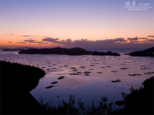 N224 初代眞葛香山作 の 染付け唐人図 の平茶碗 備前虫明焼の名品 名工 真葛香山作、唐子覗き茶碗です。高台に大